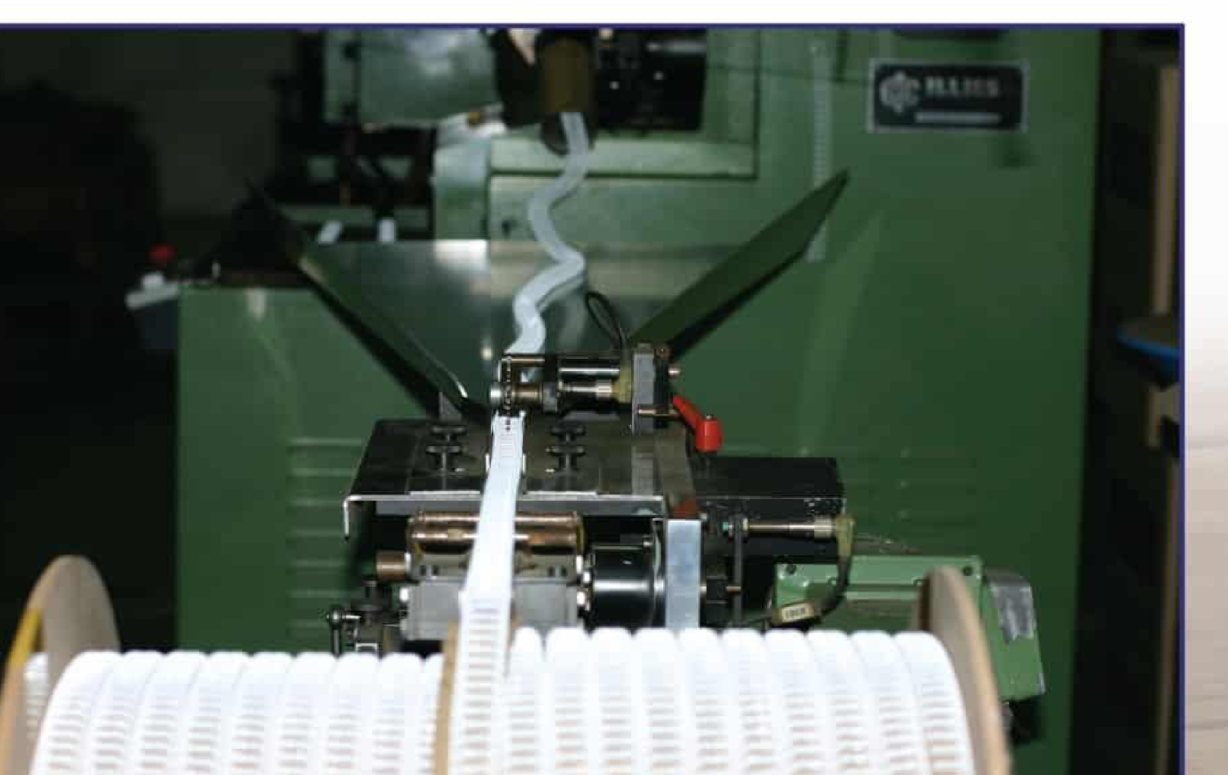 Bookbinding wire forming machine